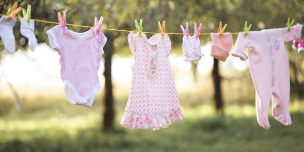 Babykleidung an Wäscheleine