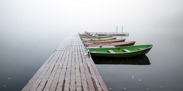 Ruderboote im Nebel