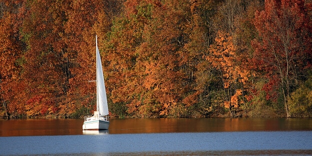 Segelboot im Herbst